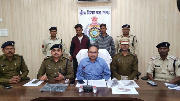 लूट की फिराक में घूम रहे दो हथियार बंद शातिर पकड़ाए