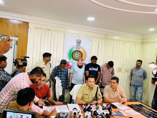 किराए पर लेकर दो जेसीबी बेचने वाले चार गिरफ्तार, पुलिस खरीदारों को तलाश रही