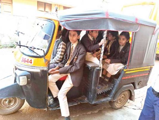 स्कूली बच्चों से ओवरलोड ऑटो पर कार्रवाई