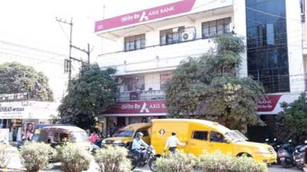 ट्रैफिक पुलिस को ठेंगा...