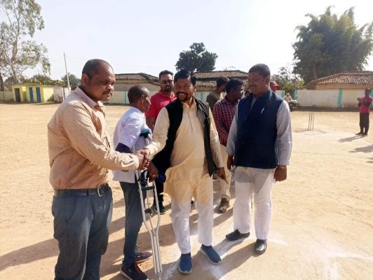 पंचायत स्तरीय क्रिकेट स्पर्धा का जनपद व नगर अध्यक्ष ने किया शुभारंभ