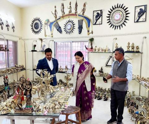 डॉ. सरिता ने शिल्प नगरी का किया अवलोकन