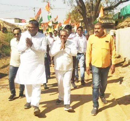 हाथ से हाथ जोड़ो पदयात्रा, ग्रामीणों को बताई भूपेश सरकार की योजनाओं की जानकारी