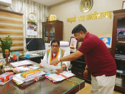 डहरिया से पूर्व हॉकी खिलाड़ी गौतम ने की मुलाकात