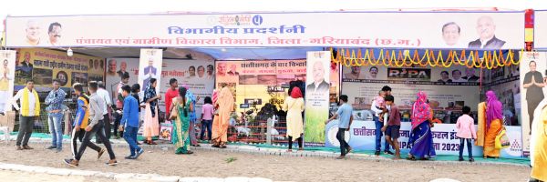 शासकीय स्टॉल में मिल रही विभिन्न योजनाओं की जानकारी