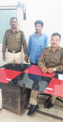 धारदार हथियार के साथ युवक पकड़ाया