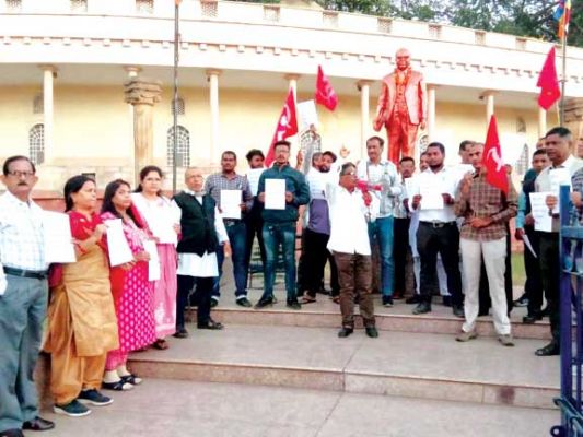 त्रिपुरा में निष्पक्ष चुनाव के लिए माकपा का रायपुर में प्रदर्शन