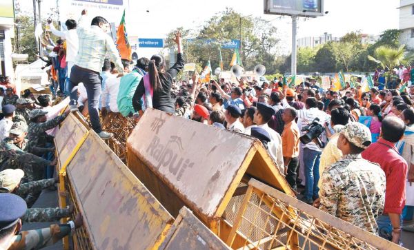 आवास को लेकर भाजपा ने घेरा विधायकों के दफ्तर