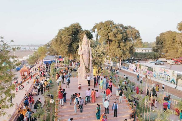 राजिम मेला घूमने पहुंच रही लोगों की भीड़, बताया- पुन्नी मेला में आकर अभिभूत हो गए