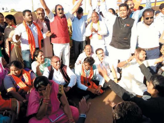 सैकड़ों कार्यकर्ता निकले थे मंत्री बंगला घेेरने, पुलिस ने रोका, झूमाझटकी