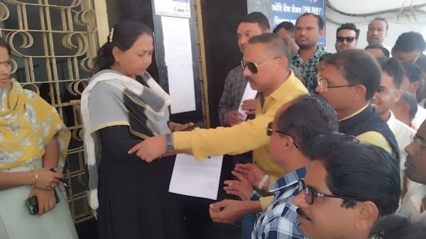 एक दिन का अवकाश लेकर हड़ताल पर रहे मेडिकल कॉलेज - जिला अस्पताल के स्वास्थ्यकर्मी