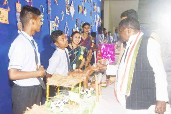 स्वामी आत्मानंद में बच्चों को उत्कृष्ट बनाने पर जोर दिया जाता है-लखमा