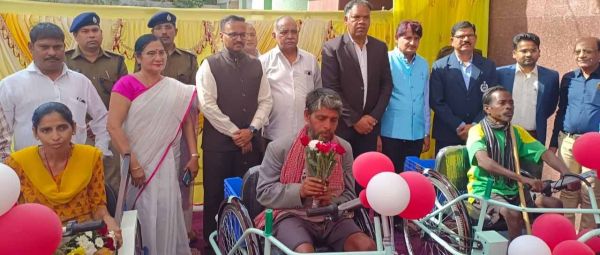 बैटरी चलित ट्रायसिकल पाकर खिले दिव्यांगों के चेहरे
