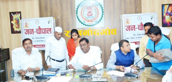 कलेक्टर ने लोगों की सुनी शिकायतें