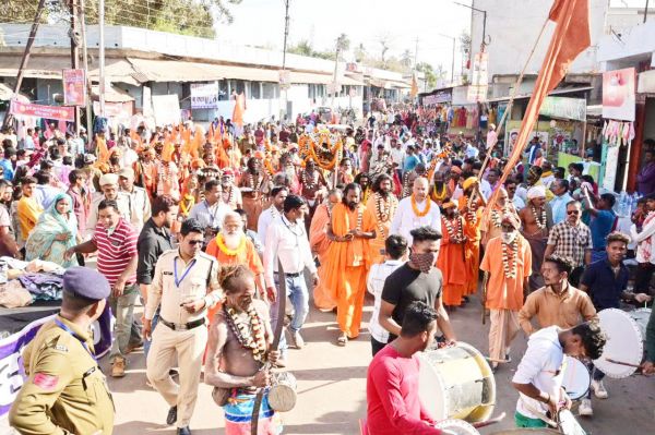 आलौकिक श्रृंगार के साथ अस्त्र-शस्त्र का किया प्रदर्शन
