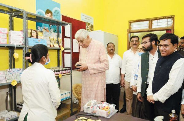 स्वास्थ्य मंत्री ने जिला आयुर्वेद चिकित्सालय और यूपीएचसी का किया निरीक्षण