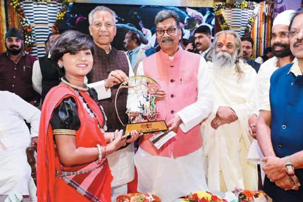 आरू साहू ने गानों से दर्शकों को किया मंत्रमुग्ध