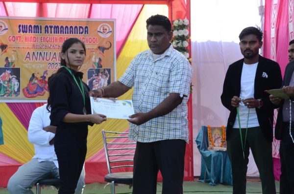 आत्मानंद स्कूल में वार्षिकोत्सव, मेधावी बच्चे पुरस्कृत