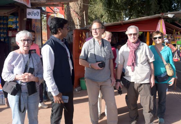 राजिम मेला में आए फ्रांस के सैलानियों ने कहा -नमस्ते राजिम
