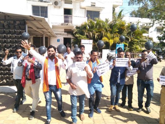 काले गुब्बारे छोडक़र सीएम का विरोध