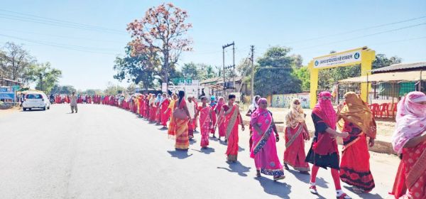 मांगों को लेकर आंगनबाड़ी और सहायिका संघ ने निकाली रैली