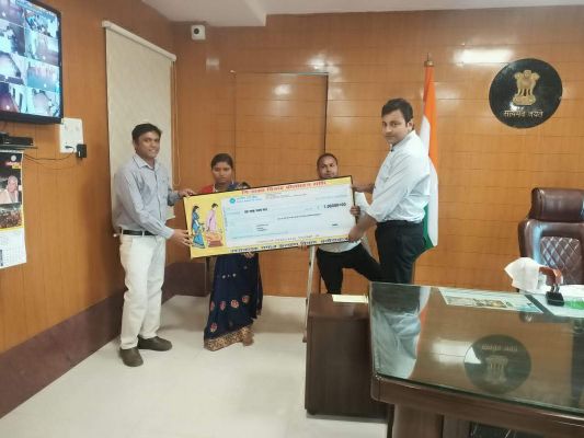कलेक्टर ने दिव्यांग दम्पत्ति को सौंपे चेक