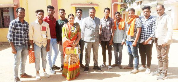 जनपद अध्यक्ष दिनेश्वरी ने युवाओं का किया मार्गदर्शन