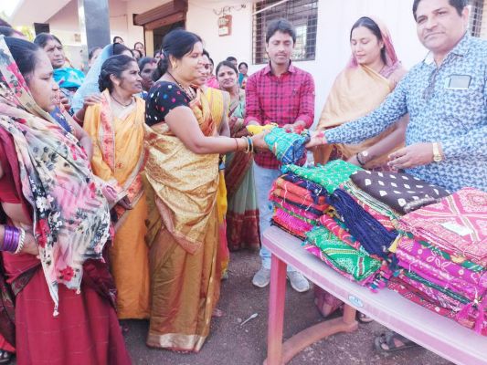 नपं अध्यक्ष ने साड़ी भेंटकर किया मितानिनों का सम्मान