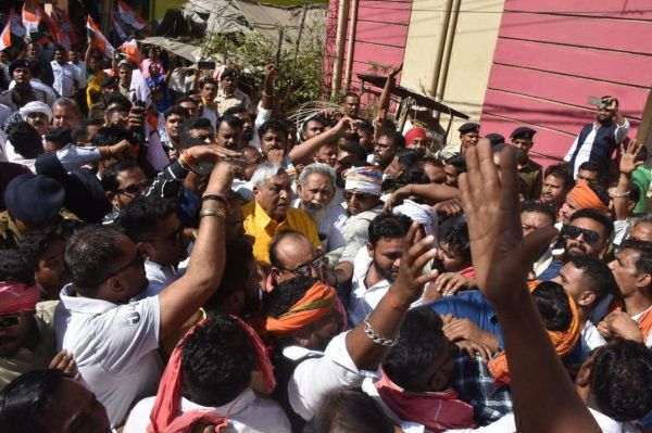 प्रदर्शन के लिए भीड़ का संकट