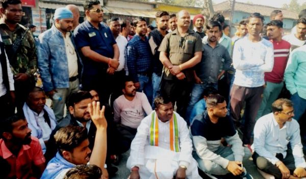 एसपी के खिलाफ कांग्रेस विधायक धरने पर, मारपीट के आरोपियों को हथकड़ी लगाकर शहर में घुमाने की मांग