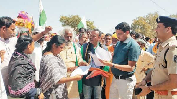 सीएम के नाम ज्ञापन सौंपा