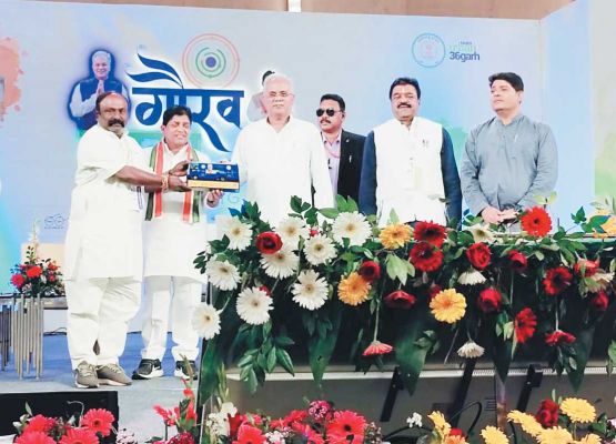 चिकित्सा बस के कुशल संचालन के लिए शिबू नायर को सीएम ने किया सम्मानित