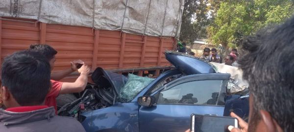 सडक़ किनारे खड़ी ट्रक में घुसी कार