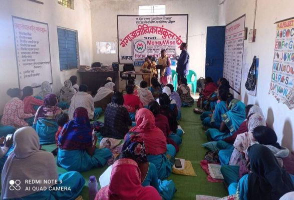 ग्रामीणों को दी बैंकिंग की जानकारी