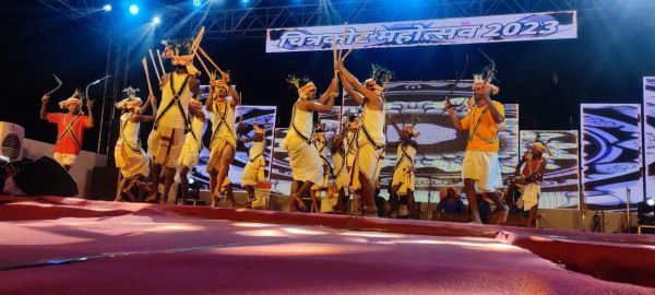 चित्रकोट महोत्सव के दूसरी शाम भी सजी  रही सांस्कृतिक कार्यक्रमों से