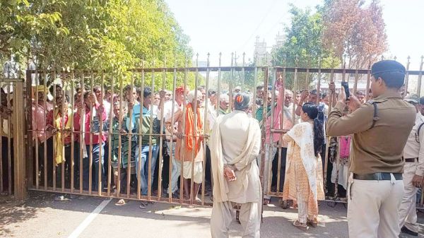 बिजली कटौती-25 गांवों के किसानों ने फसल को बचाने घेरा कलेक्टोरेट