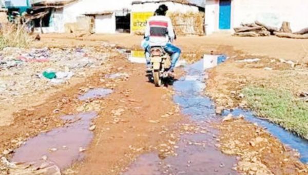 सरकारें बदली पर नहीं बदली दशा, 30 साल  से सडक़ मांग रहे बावामोहतरा के ग्रामीण