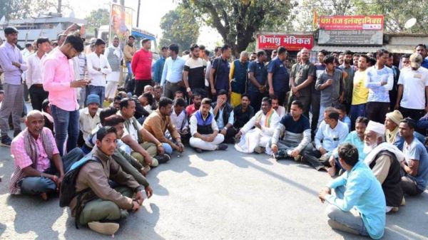 विधायक एसपी के खिलाफ दूसरे दिन  भी सडक़ पर, बलरामपुर बंद