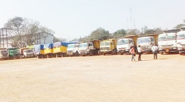 एनटीपीसी लारा फ्लाईएश से क्षेत्र में  फैल रहा प्रदूषण, 25 गाडिय़ां जब्त  