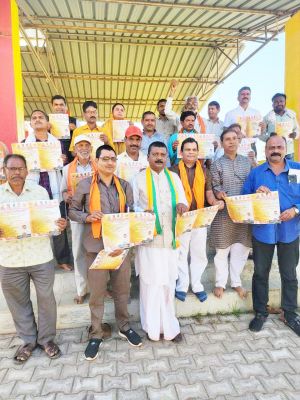 भाजपा मंडल ने बाजार में बांटा पाम्प्लेट  मोदी-रमन की योजनाओं को पहुंचाया घर-घर