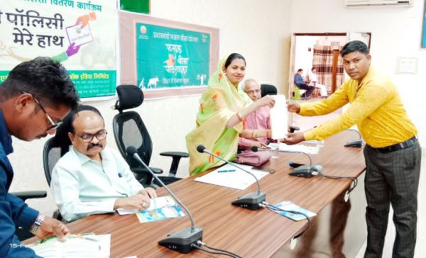 जिपं अध्यक्ष ने किसानों को बांटे बीमा पॉलिसी 