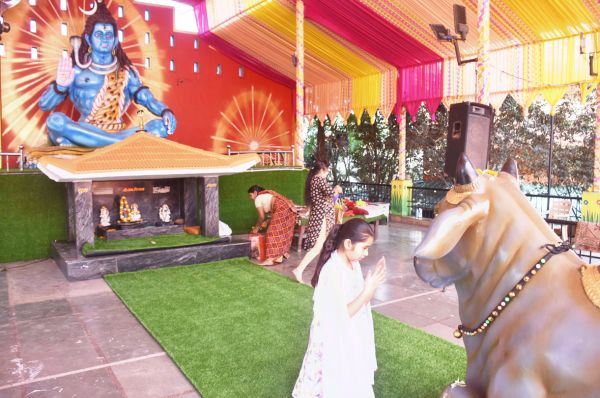 मंदिरों में श्रद्धालू शिवलिंग पर जल अभिषेक 