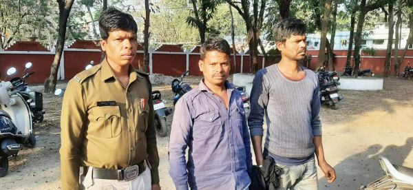 वारंटी पतासाजी के दौरान पकड़ाए 2 शातिर चोर  