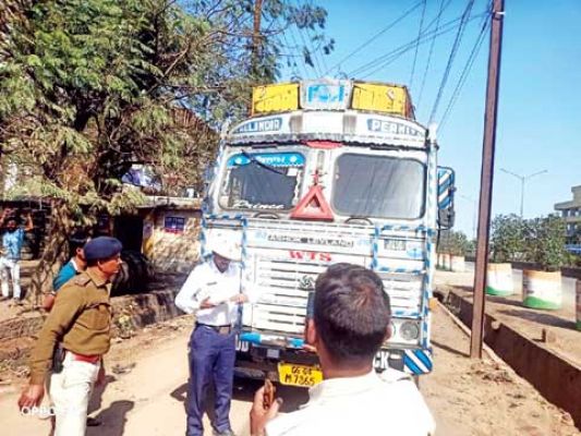 टाटीबंध में बेतरतीब खड़े ट्रकों का 30 हजार चालान काटा