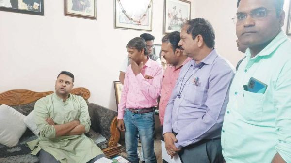 मंत्री उमेश पटेल से मिलकर शिक्षक मोर्चा ने सौंपा ज्ञापन