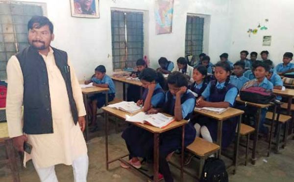 जनपद अध्यक्ष ने स्कूलों का निरीक्षण कर बच्चों से की परीक्षा पर  बात