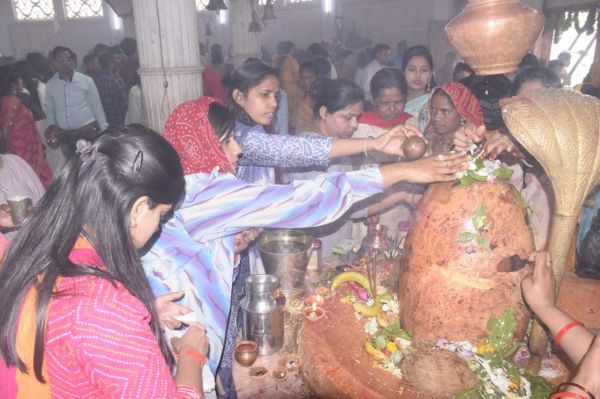 महाशिवरात्रि में पूजे गए भोलेनाथ, घरों में कथाएं और मंदिरों में जलाभिषेक