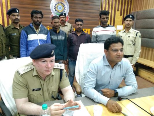 सब्जी गाड़ी में मिली 20 लाख की शराब