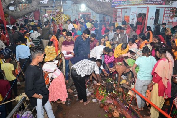 महाशिवरात्रि पर संगम में स्नान-दीपदान, पूजा-अर्चना