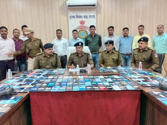 30 लाख के गुम हुए 215 मोबाइलों का एसपी ने किया वितरण